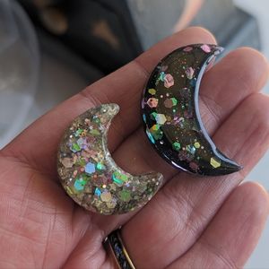 💖SOLD💖FREE w/purchase✨ Crescent Moon Pin Set